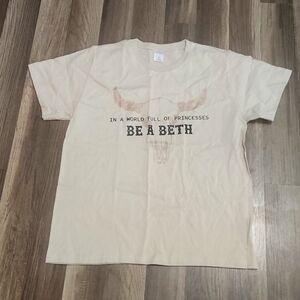 YELLOWSTONE DUTTON RANCH  Beth Dutton T Shirt Size Small New